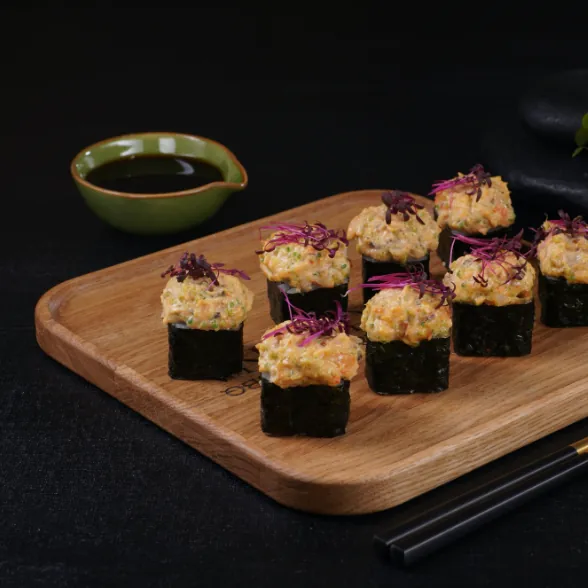 Plato de sushi preparado con ingredientes frescos