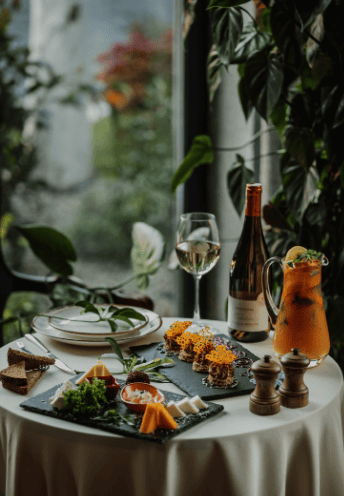 Mesa con varios platos servidos en el restaurante Felicità